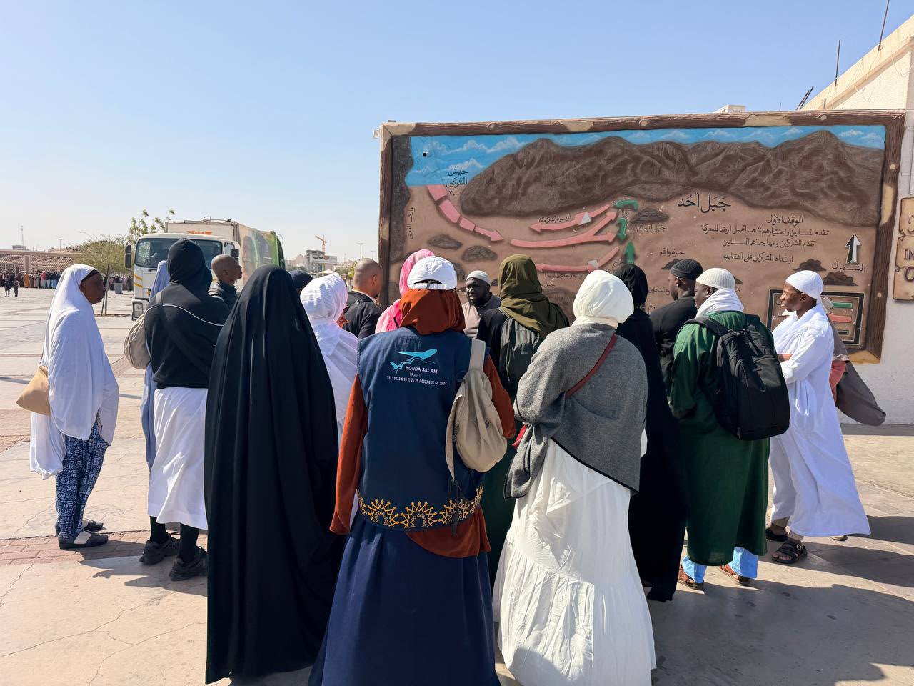 Groupe de pèlerins Houda Salam Travel lors d'une visite guidée à Médine